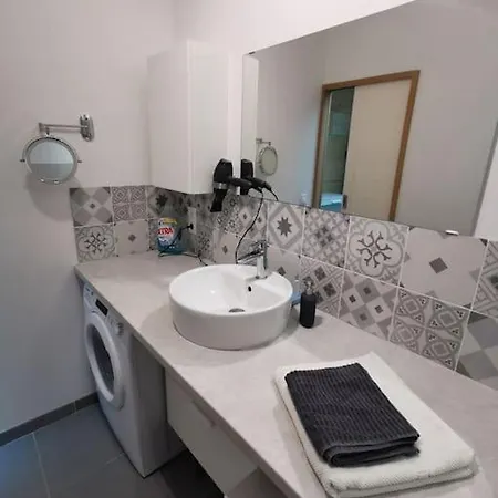 Charmant T2 Climatise, Grande Terrasse, Parking * فييُناف دورنو